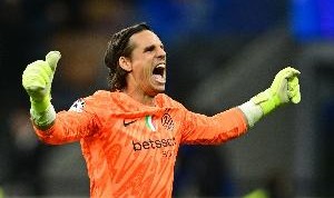 开云官方网站-失之交臂每体：巴萨19年能900万签索默，因没额外预算告吹