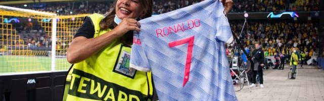 开云体育官方网站-被C罗闷中女保安获赠他7号球衣 7年前曾跟他对骂