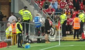 正义执行！球迷拍到种族歧视塞梅诺的轮椅球迷，被警察当众驱逐