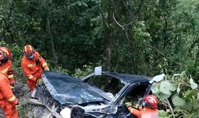 开云体育官方网站-扫墓发生惨案！2人当场死亡，现场惨不忍睹，原因曝光，网友炸锅