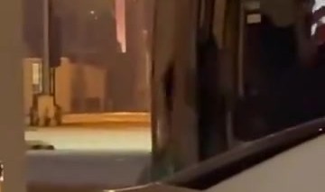 女球迷机场苦候詹姆斯未获回应 失落抱怨球星匆匆离去