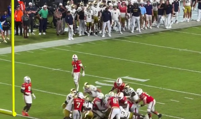 开云官方网站-库明加迈阿密观战大学橄榄球赛，今日暂停训练享受休整日