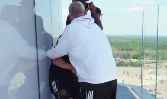 真恐高！孙兴慜在高处看体育场不停往后退，慢慢探着身子看